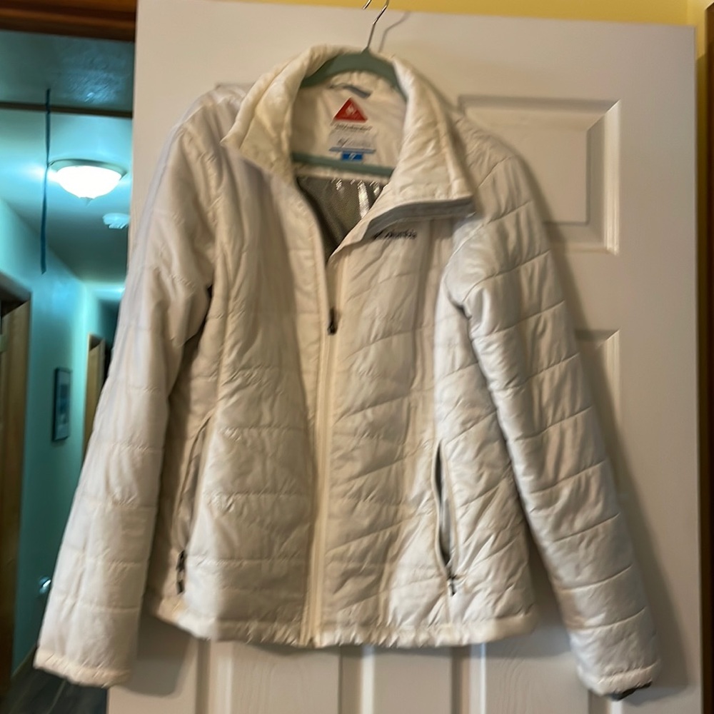 Columbia Omni-shield light quilted coat in white. Used